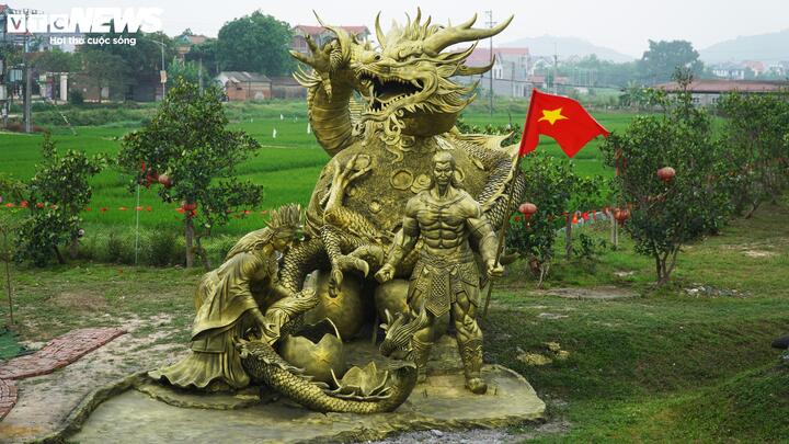 Bức tượng nặng 25 tấn, cao 5,7 m được Bùi Văn Quân làm để tri ân tổ tiên dịp Giỗ Tổ Hùng Vương.