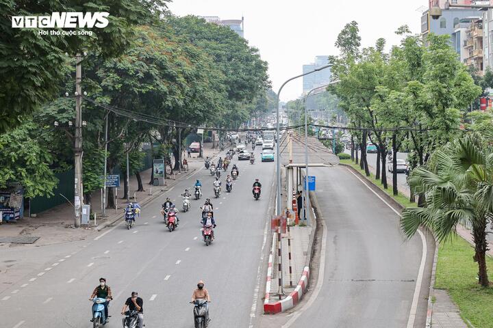 Hôm nay (25/4) là ngày đầu của kỳ nghỉ lễ Giỗ Tổ Hùng Vương kéo dài 3 ngày. Ngay sau đó, kỳ nghỉ 30/4 - 1/5 tiếp tục diễn ra trong 4 ngày, từ 30/4 đến hết 3/5. Hai kỳ nghỉ liền kề nhau khiến nhiều người chủ động xin nghỉ phép, tạo thành kỳ nghỉ kéo dài tới 9 ngày liên tiếp.