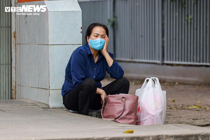 “Năm nay nghỉ dài nên tôi xin nghỉ thêm vài ngày để về quê lâu hơn. Dự kiến tôi sẽ ở nhà với gia đình đến hết kỳ nghỉ 30/4 - 1/5”, chị Mai chia sẻ khi đang chờ bắt xe về quê.