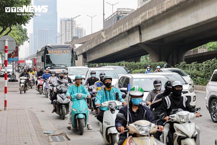 Nội đô 'dễ thở', cửa ngõ Hà Nội ùn ứ trong ngày đầu nghỉ lễ - 10