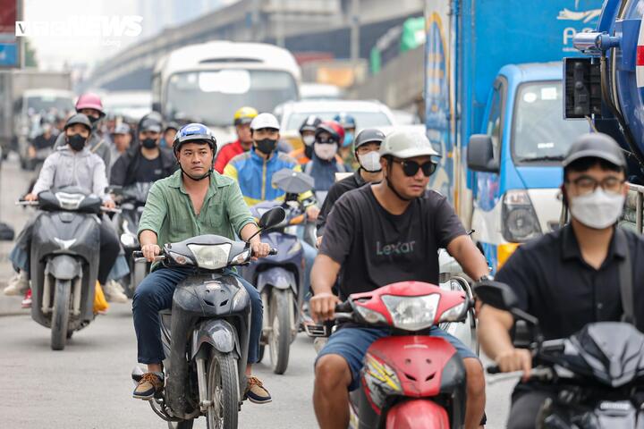 Nội đô 'dễ thở', cửa ngõ Hà Nội ùn ứ trong ngày đầu nghỉ lễ - 11