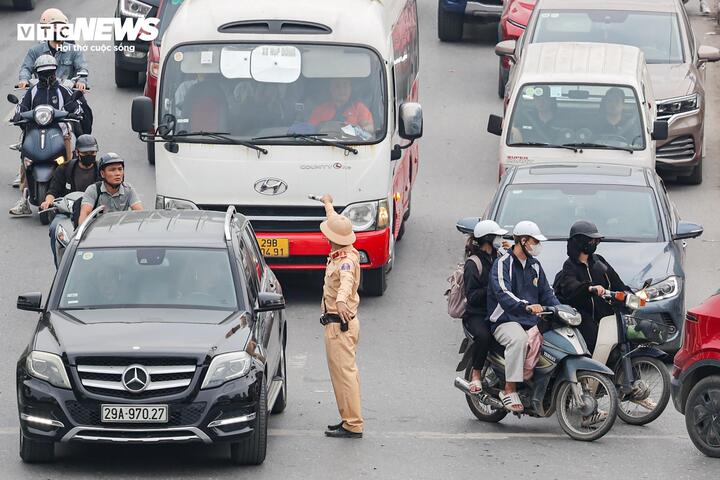 Cảnh sát giao thông, công an các phường được huy động tối đa để phân luồng và hướng dẫn giao thông tại các nút giao trọng điểm.