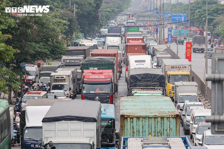 Ở cửa ngõ phía Nam, khu vực Ngọc Hồi theo hướng vào trung tâm thành phố, lượng xe tăng cao, di chuyển đông đúc.