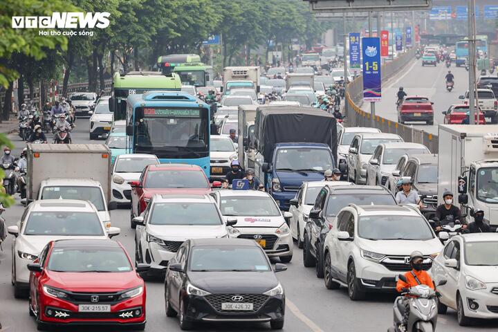 Khu vực đường Ngọc Hối đi Quốc lộ 1A theo hướng ra khỏi thành phố, giao thông cũng ùn ứ, ô tô, xe máy nối đuôi nhau xếp hàng dài.
