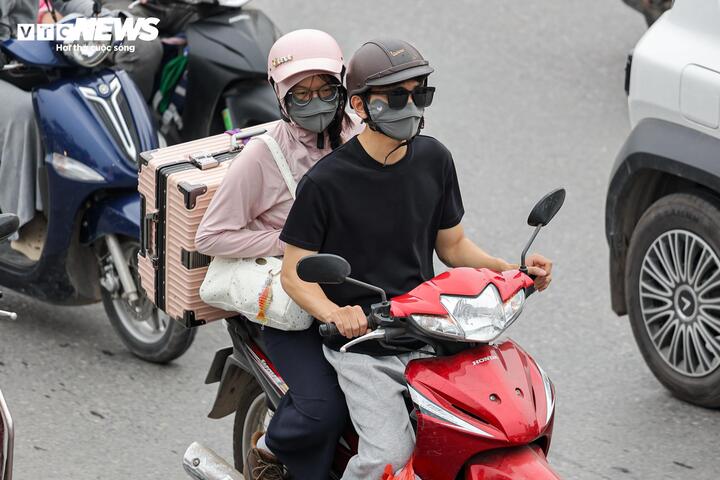 Dự báo trong những ngày tới, lưu lượng phương tiện rời Hà Nội tiếp tục tăng, đặc biệt vào các khung giờ cao điểm, tiềm ẩn nguy cơ ùn tắc tại các tuyến cửa ngõ.