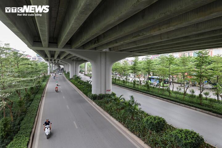 Ghi nhận của PV Báo Điện tử VTC News trong sáng 25/4, khu vực nội đô Hà Nội thông thoáng. Tại nhiều tuyến phố như Hoàng Quốc Việt, Phạm Văn Đồng, Nguyễn Chí Thanh, Láng Hạ…, mật độ xe giảm rõ rệt so với ngày thường.