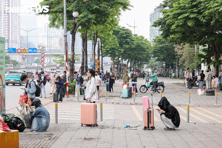 Tại khu vực xung quanh Bến xe Mỹ Đình, hành khách tập trung chờ xe về quê, song không xảy ra tình trạng quá tải.