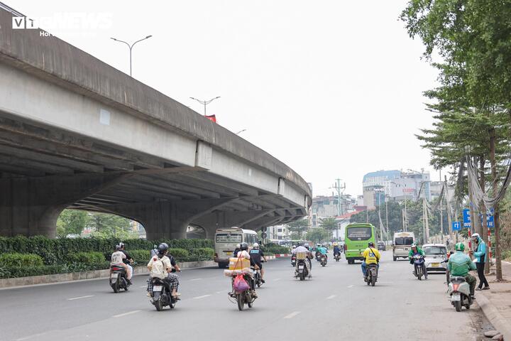 Tuyến đường Phạm Hùng thưa thớt xe cộ sáng 25/4. Người dân di chuyển thuận lợi, không còn tình trạng ùn tắc kéo dài trong giờ cao điểm như ngày thường.