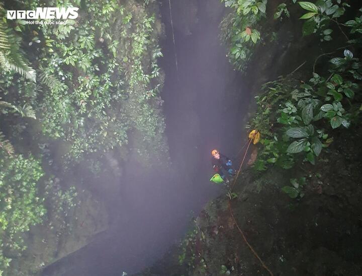 Trong chuyến khảo sát kéo dài 3 tuần (từ ngày 21/3 đến 11/4) vừa qua, các chuyên gia hang động Anh-Việt phát hiện 26 hang động mới và phần mở rộng của 3 hang cũ tại Vườn quốc gia Phong Nha-Kẻ Bàng (Quảng Trị), với tổng chiều dài đo vẽ đạt 13.643 mét.