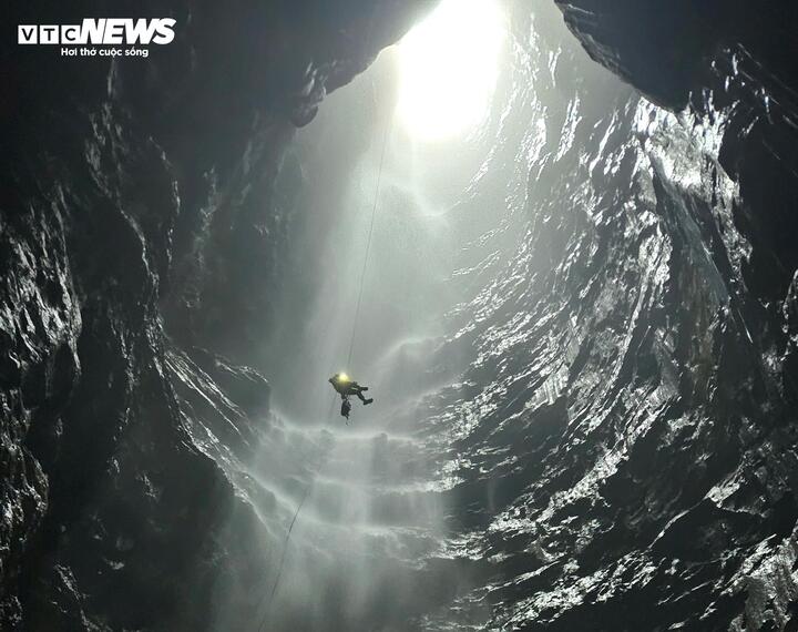 "Chúng tôi phải mất một ngày rưỡi mới tiếp cận được cửa hang. Theo tôi, đây là hang động khó mà chúng tôi từng khảo sát trong suốt hơn 36 năm qua. Hang gần như dựng đứng, có thác nước chảy vào trong hang và nguy cơ cao ngập lụt. Hiện chúng tôi chưa khảo sát sâu trong hang và sẽ tiếp tục trong tương lai gần”, Howard Limbert - Trưởng nhóm thám hiểm hang động Anh - Việt, thành viên Hiệp hội hang động Hoàng gia Anh