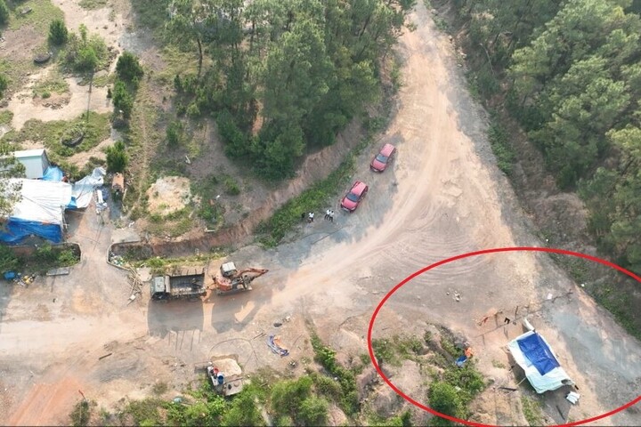 Rào chắn, lán trại dựng trái phép gây cản trở trên tuyến đường vào các dự án. (Ảnh Công an Nghệ An)