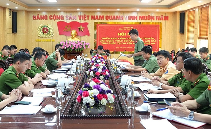 Công an Nghệ An tổ chức Hội nghị triển khai công tác tuyên truyền, vận động người dân tháo gỡ rào chắn, lán gác trái phép.