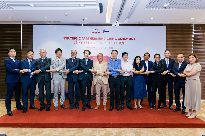 Đại diện Nam Long ADC và Nishi-Nippon Railroad chụp ảnh lưu niệm, đánh dấu cột mốc hợp tác chiến lược giữa hai bên.