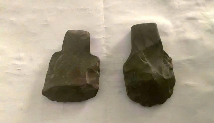 2 trong tổng số 5 chiếc rìu đá cổ được phát hiện tại hang Én. (Ảnh: CTV)