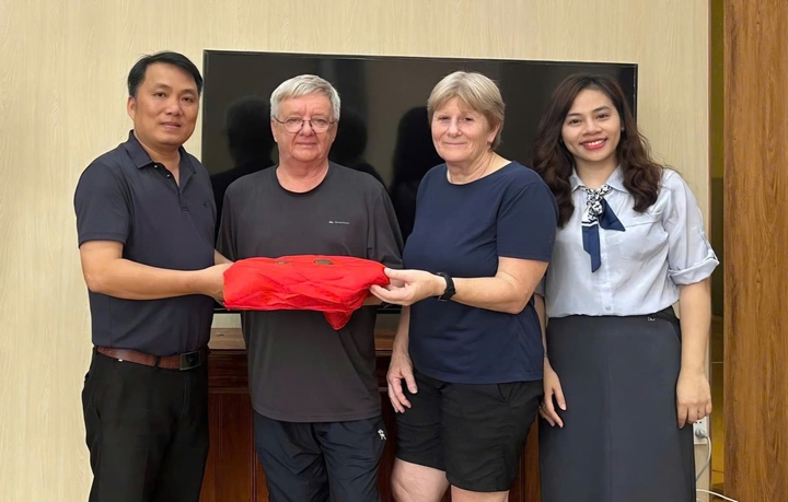 Tiến sĩ Howard Limbert tặng 2 rìu đá cho Bảo tàng tỉnh Quảng Trị. (Ảnh: CTV)