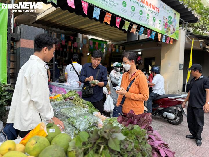 Những câu chuyện phía sau sản phẩm từ vùng nguyên liệu, làng nghề đến các startup nông nghiệp được người bán chia sẻ trực tiếp tại gian hàng. Điều này giúp người tiêu dùng hiểu rằng giá trị của sản phẩm không chỉ nằm ở giá tiền mà còn ở công sức, quy trình và đạo đức sản xuất. Chính cách tiếp cận này đã góp phần thay đổi nhận thức của người mua về tiêu dùng bền vững.