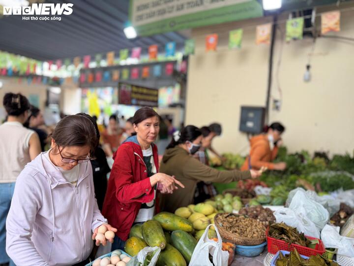 Các gian hàng nông sản, thực phẩm chế biến, đặc sản vùng miền kín khách tham quan, mua sắm. Không chỉ là nơi mua bán, phiên chợ còn mang đến trải nghiệm tiêu dùng có trách nhiệm, nơi người mua tìm thấy sự an tâm giữa bối cảnh thực phẩm bẩn vẫn còn là nỗi lo thường trực.