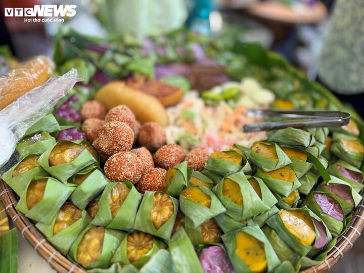 Nhiều loại bánh dân gian được bày biện bắt mắt, vừa mang đậm hương vị miền Tây, vừa thể hiện sự sáng tạo trong chế biến nông sản.