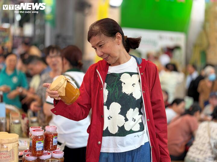 Bà Nguyễn Thị Lý Phượng (TP.HCM), một trong những khách hàng gắn bó lâu năm với phiên chợ, đã có mặt từ rất sớm để chọn lựa thực phẩm. Suốt 10 năm đồng hành, bà duy trì thói quen ghé chợ 2–3 lần mỗi tháng.
