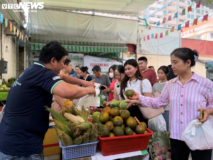Gian hàng của anh Nguyễn Thanh Việt (Công ty bánh Nhật Ngọc, Vĩnh Long) thu hút đông khách với các sản phẩm từ khoai lang và nhiều loại trái cây đặc sản. Đây là năm thứ 5 anh tham gia phiên chợ và qua từng năm, anh nhận xét số lượng gian hàng và chủng loại sản phẩm ngày càng phong phú, góp phần tạo nên một bức tranh nông sản đa sắc màu, hấp dẫn người tiêu dùng đô thị.