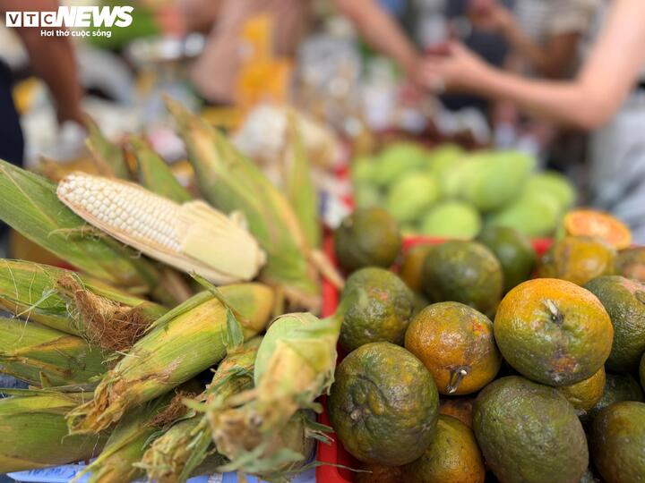 Theo bà Phượng, chất lượng sản phẩm tại đây luôn ổn định, giúp bà yên tâm trong từng bữa ăn gia đình. Niềm tin ấy được tích lũy qua trải nghiệm thực tế lâu dài, không cần quen biết cụ thể người bán nhưng vẫn tin vào sự tuyển chọn kỹ lưỡng của ban tổ chức.