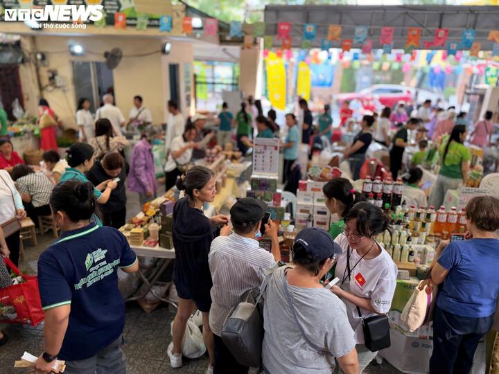 Điều khiến người tiêu dùng gắn bó không chỉ là chất lượng sản phẩm mà còn là sự bảo chứng từ đơn vị tổ chức, giúp họ tiết kiệm thời gian tìm hiểu giữa “ma trận” thực phẩm trên thị trường hiện nay.