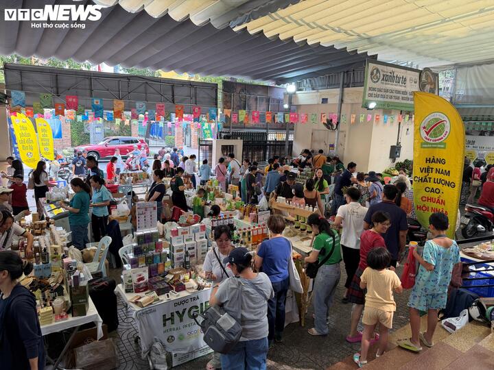 Từ sáng sớm 25/4, nhiều người tiêu dùng đã tìm đến địa chỉ 135A Pasteur, phường Xuân Hoà, TP.HCM, nơi Phiên chợ Xanh - Tử tế được Trung tâm Nghiên cứu kinh doanh và hỗ trợ doanh nghiệp, Hội Doanh nghiệp hàng Việt Nam Chất lượng cao tổ chức.