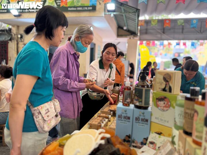 Nghỉ lễ, người dân TP.HCM đổ về Phiên chợ Xanh - Tử tế, săn nông sản sạch - 15