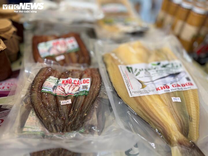 Các gian hàng luôn chú trọng trưng bày sản phẩm gọn gàng, minh bạch thông tin về nguồn gốc, quy trình sản xuất. Người bán sẵn sàng chia sẻ chi tiết về cách canh tác, chế biến và bảo quản. Điều này không chỉ giúp người mua hiểu rõ sản phẩm mà còn tạo dựng niềm tin bền vững. Trong bối cảnh thị trường nhiều biến động, sự minh bạch trở thành yếu tố then chốt giúp phiên chợ giữ chân khách hàng suốt một thập kỷ.