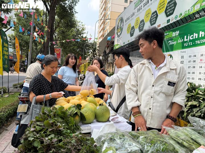 Khách hàng không chỉ mua sản phẩm mà còn được nghe câu chuyện về những vùng nguyên liệu, quy trình sản xuất. Chính sự kết nối trực tiếp giữa người bán và người mua đã tạo nên giá trị khác biệt cho phiên chợ, nơi mỗi sản phẩm đều mang theo một câu chuyện và cam kết về chất lượng.