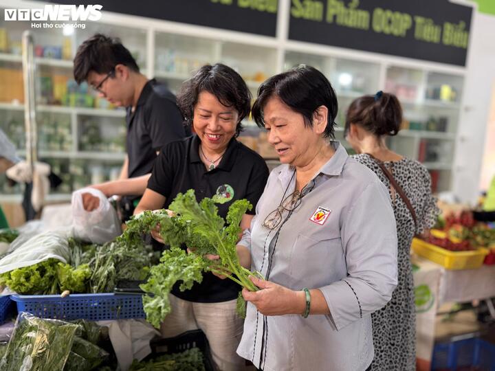 Theo bà Vũ Kim Anh, Phó Giám đốc Trung tâm Nghiên cứu kinh doanh và Hỗ trợ Doanh nghiệp (BSA), từ một mô hình thử nghiệm, phiên chợ đã phát triển thành hệ sinh thái kết nối hàng trăm nhà sản xuất với người tiêu dùng. Mỗi tuần, hơn 40 doanh nghiệp từ hơn 20 tỉnh, thành tham gia, thu hút hàng ngàn lượt khách. Không chỉ là nơi mua bán, phiên chợ còn góp phần định hình thói quen tiêu dùng xanh, có trách nhiệm với sức khỏe và môi trường.