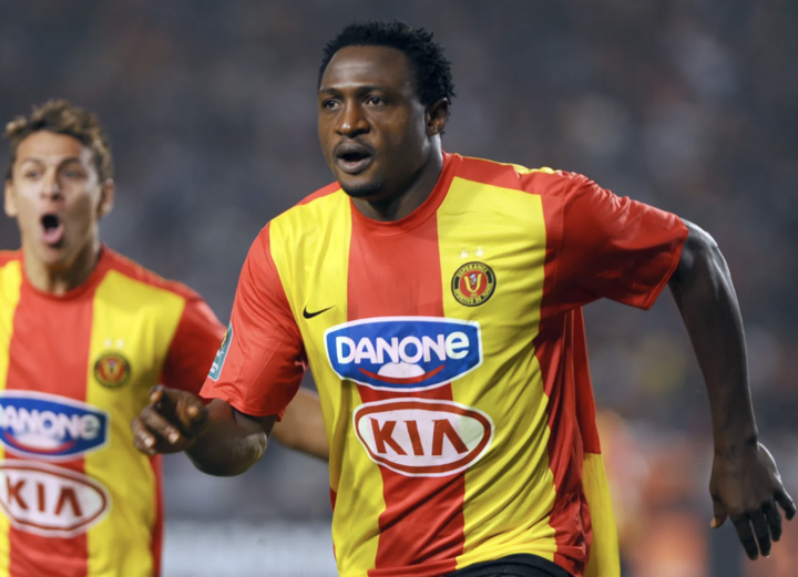 Cựu tiền đạo Nigeria Michael Eneramo qua đời do đột tử trên sân. (Nguồn: The Sun)