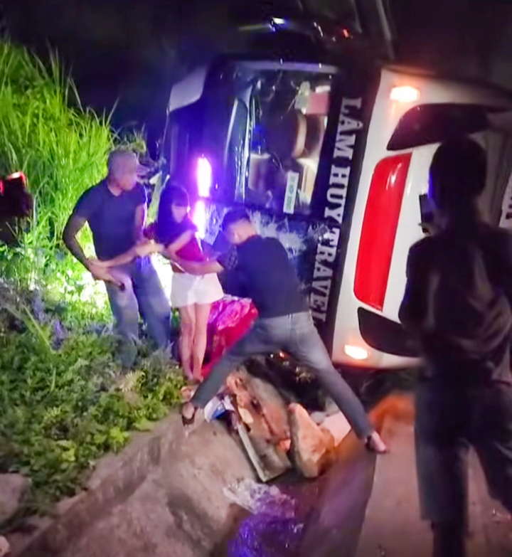 Nhiều hành khách được đưa ra ngoài sau khi xe bị lật.