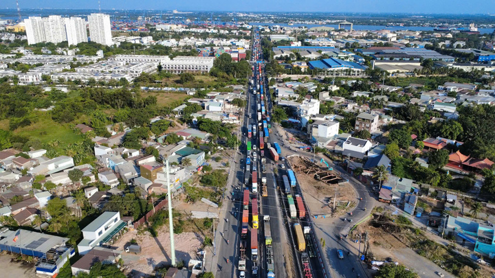 Các tuyến đường huyết mạch của TP.HCM như Đồng Văn Cống, Nguyễn Thị Định ùn ứ kéo dài. Dòng xe container xếp hàng dài nhích từng mét.