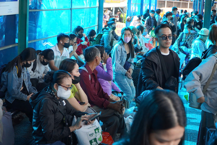 Hành khách mang theo hành lý lỉnh kỉnh, chen kín khu vực nhà chờ tại Bến xe Miền Tây trong ngày đầu kỳ nghỉ lễ.