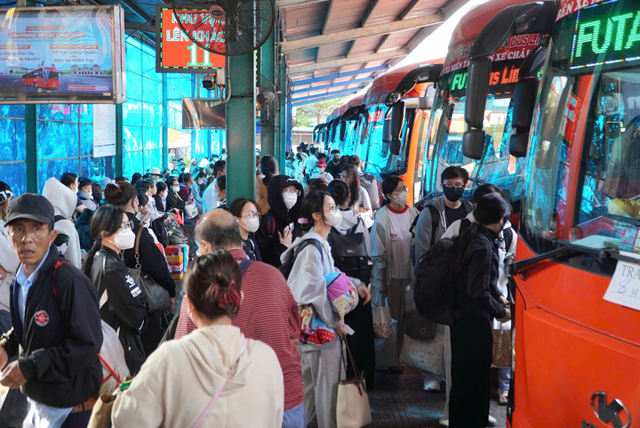 Dòng xe khách liên tục ra vào bến, hoạt động hết công suất để giải tỏa lượng hành khách tăng đột biến dịp nghỉ lễ.