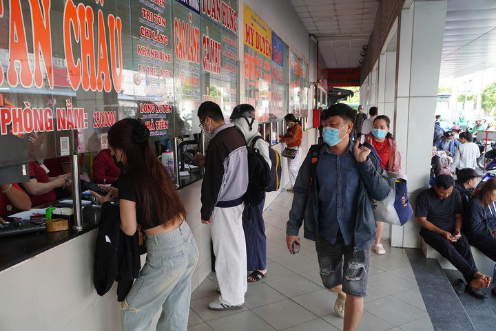 Các quầy bán vé và khu vực lên xe tại Bến xe Miền Tây luôn trong tình trạng đông đúc.