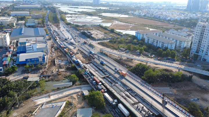 Cửa ngõ phía Đông TP.HCM ùn ứ kéo dài, nhiều thời điểm xe cộ gần như đứng yên khi người dân rời thành phố đi nghỉ lễ.