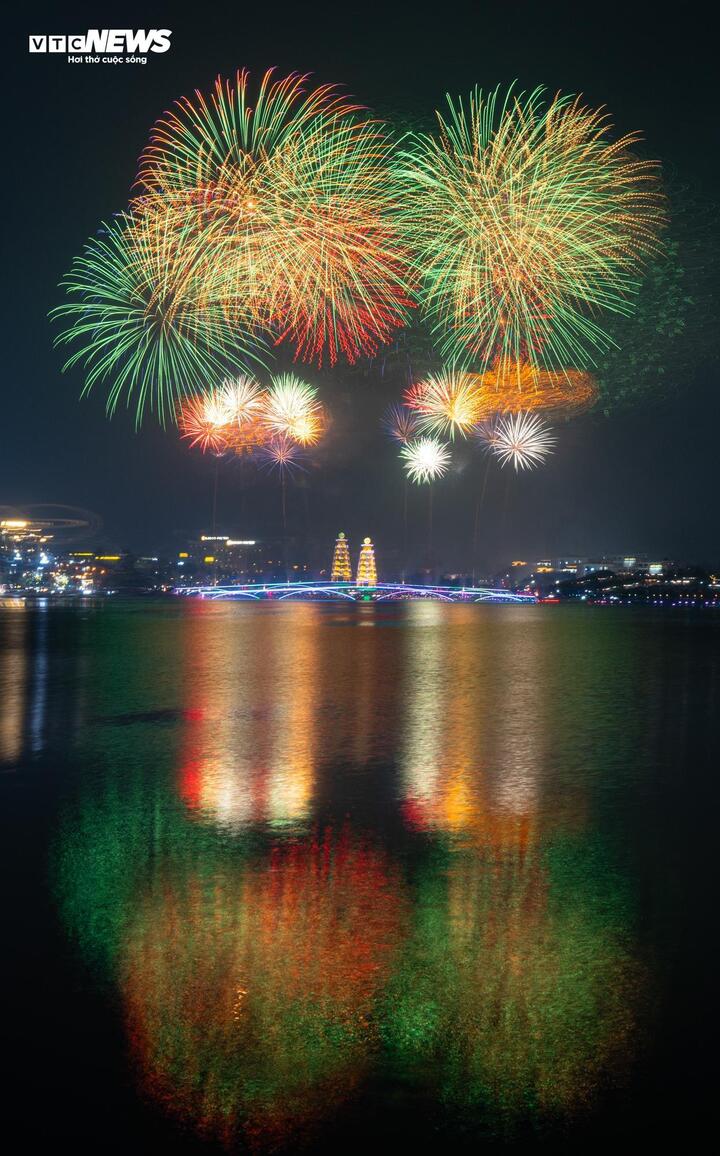 Với số lượng 674 quả pháo nổ tầm cao và 98 giàn, 436 ống, 180 quả pháo nổ tầm thấp, màn trình diễn đã tạo nên bữa tiệc ánh sáng rực rỡ trên bầu trời Phú Thọ.