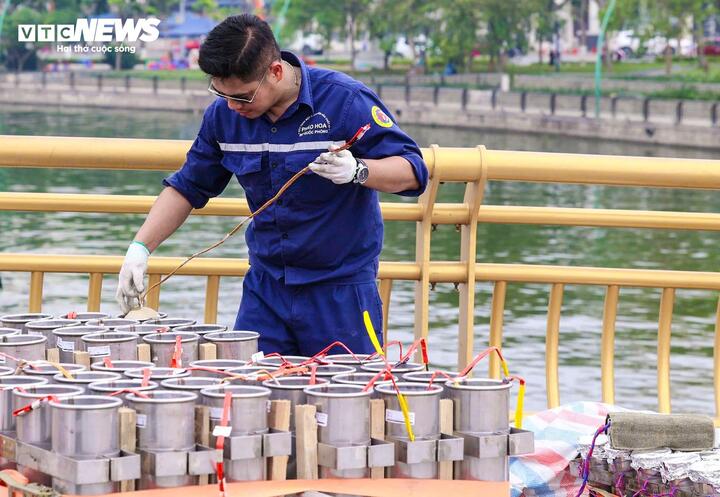 Chiều 25/4, tại khu vực cầu đi bộ Công viên Văn Lang (phường Việt Trì, tỉnh Phú Thọ), các lực lượng chức năng khẩn trương hoàn tất những công đoạn cuối cùng của trận địa pháo hoa, sẵn sàng cho màn trình diễn đặc biệt trong đêm 9/3 Âm lịch.