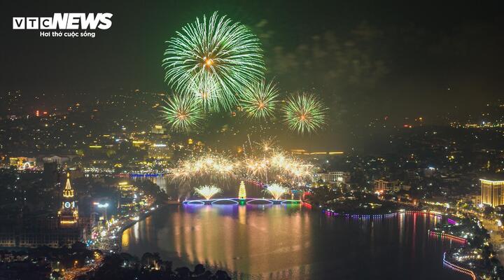 Chương trình nghệ thuật và màn trình diễn pháo hoa do Bộ Chỉ huy quân sự tỉnh Phú Thọ chủ trì, phối hợp với Công an tỉnh, Sở Văn hóa, Thể thao và Du lịch, UBND phường Việt Trì, Công ty TNHH MTV Hóa chất 21 tổ chức, bảo đảm tuyệt đối an toàn, tạo không khí vui tươi, phấn khởi cho Nhân dân trước ngày lễ lớn của dân tộc.