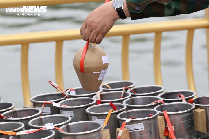 Cùng với đó, các phương án bảo đảm an ninh trật tự, phòng cháy chữa cháy và phân luồng giao thông cũng được triển khai đồng bộ. Lực lượng chức năng bố trí nhân sự tại nhiều điểm trọng yếu, nhằm đảm bảo người dân và du khách có thể thưởng thức màn pháo hoa trong an toàn, văn minh.