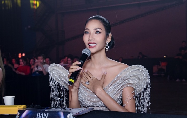 Á hậu Hoàng Thuỳ đảm nhận vai trò giám khảo cuộc thi.