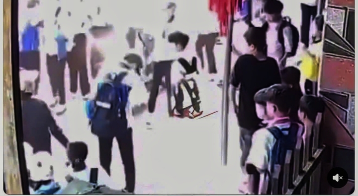 Nam sinh lớp 8 bị hai kẻ lạ nghi dùng bình xịt hơi cay tấn công. (Ảnh cắt từ clip)