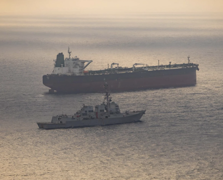 Bộ Tư lệnh Trung ương Mỹ (CENTCOM) công bố hình ảnh tàu khu trục mang tên lửa dẫn đường USS Rafael Peralta và một tàu mang cờ Iran được cho là đang cố gắng đi vào một cảng ở Iran, hôm 24/4.