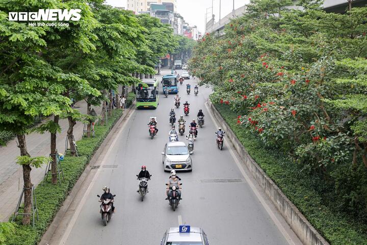 Từ hôm qua, nhiều gia đình đã rời Hà Nội về quê hoặc đi du lịch.