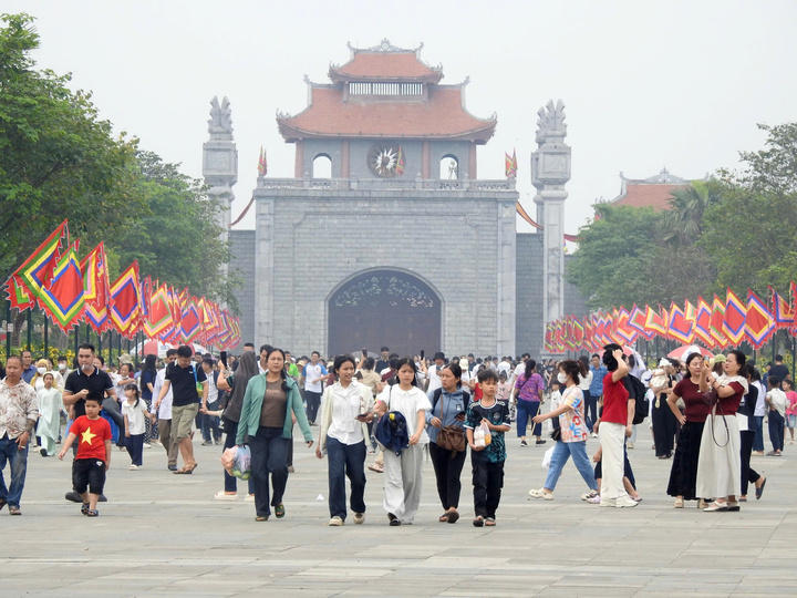 Theo Ban Tổ chức Giỗ Tổ Hùng Vương - Lễ hội Đền Hùng và Tuần Văn hóa, Du lịch Đất Tổ năm Bính Ngọ 2026, từ tháng Giêng đến 20h ngày 24/4, lượng khách về Đền Hùng ước tính khoảng 4 triệu lượt.