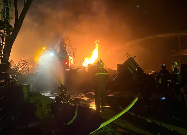 Cảnh sát triển khai các biện pháp dập tắt đám cháy.