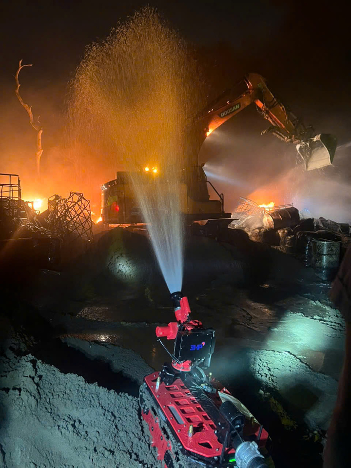 Robot chữa cháy được huy động tới hiện trường.