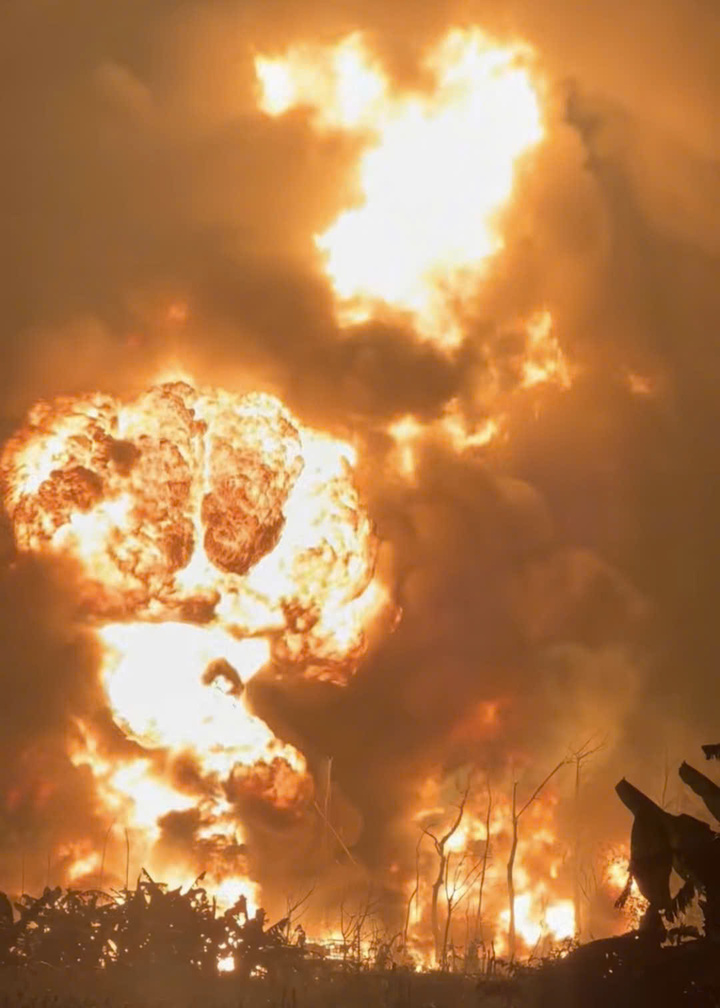 Ngọn lửa bốc lên dữ dội.